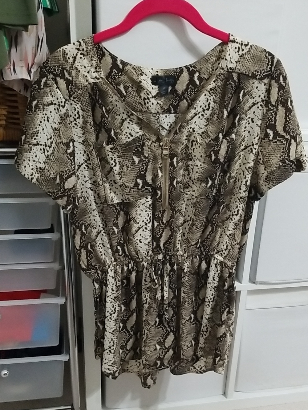 J for Justify Brown Beige Snake-Print Short Sleeve Top. Size M